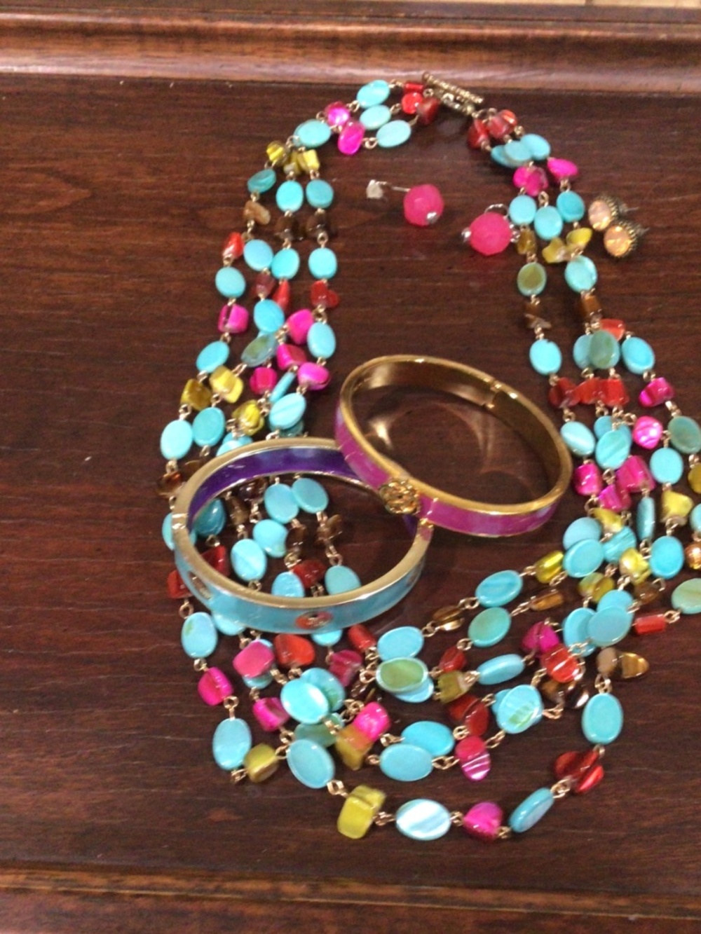 Tray of miscellaneous jewelry. Contains necklace, bracelets earrings, and ring. - Picture 5 of 12